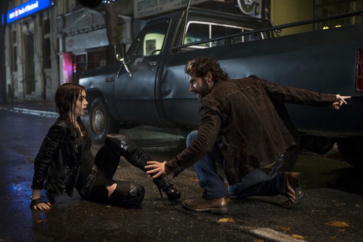 Aidan-Turner-and-Lily-Collins-in-The-Mortal-Instruments-City-of-Bones-2013-Movie-Image.jpg