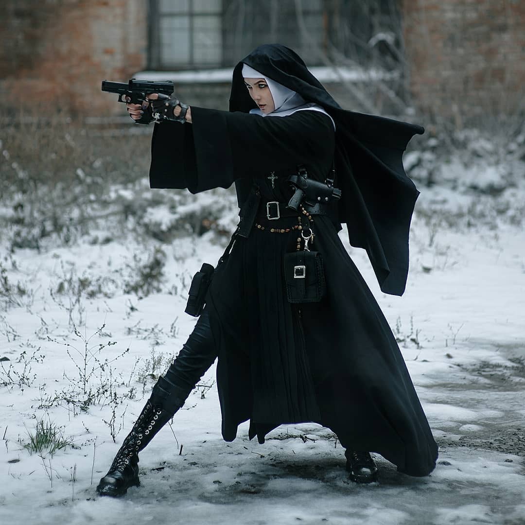 Монашка с пистолетом
